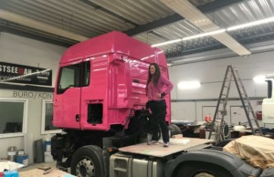 Lastbil_magasinet_handywoman_pink_truck_man