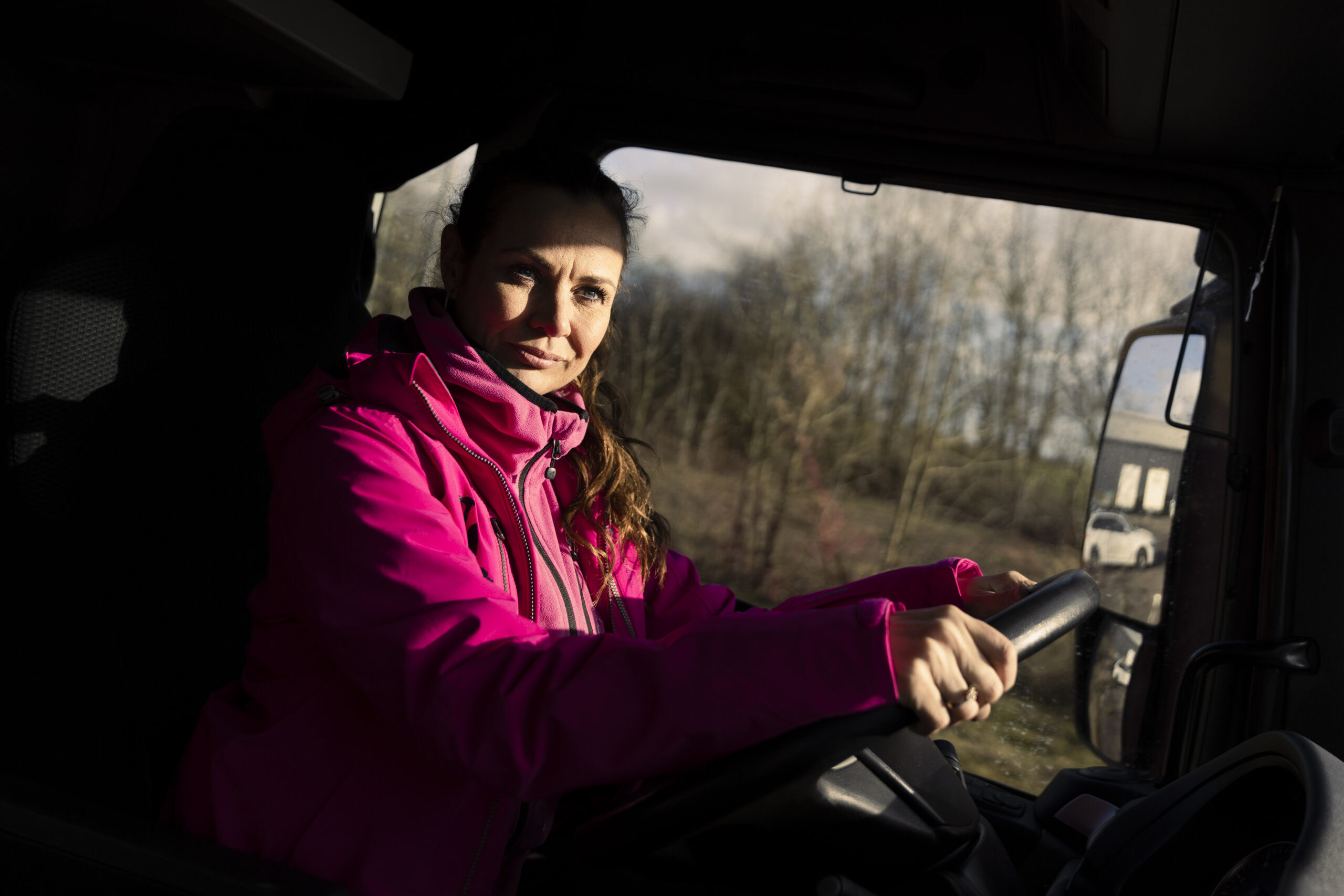Jeanne Thylkjær Fjorback, aka Handywoman, bietet Workshops für Frauen an in denen sie lernen mit Werkzeugen umzugehen und Reparaturen im Haus zu erledigen. Für die Workshops hat sie einen Truck, LKW von MAN Top Used gekauft, in pink lackieren lassen und baut ihn in einen mobilen Tagungsraum um. Hadsten, Dänemark, 2022, Foto: Jonas Wresch